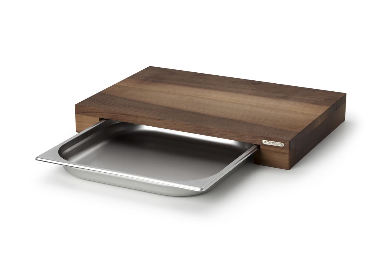 Das Bild zeigt ein Schneidebrett aus Walnussholz mit den Maßen 48x32,5x6 cm. Unter dem Brett befindet sich eine herausziehbare Schublade aus Metall.