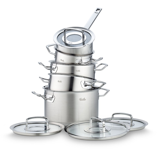 Das Bild zeigt ein fünfteiliges Topfset aus Edelstahl der Marke Fissler. Die Töpfe sind übereinandergestapelt und die passenden Deckel liegen davor.