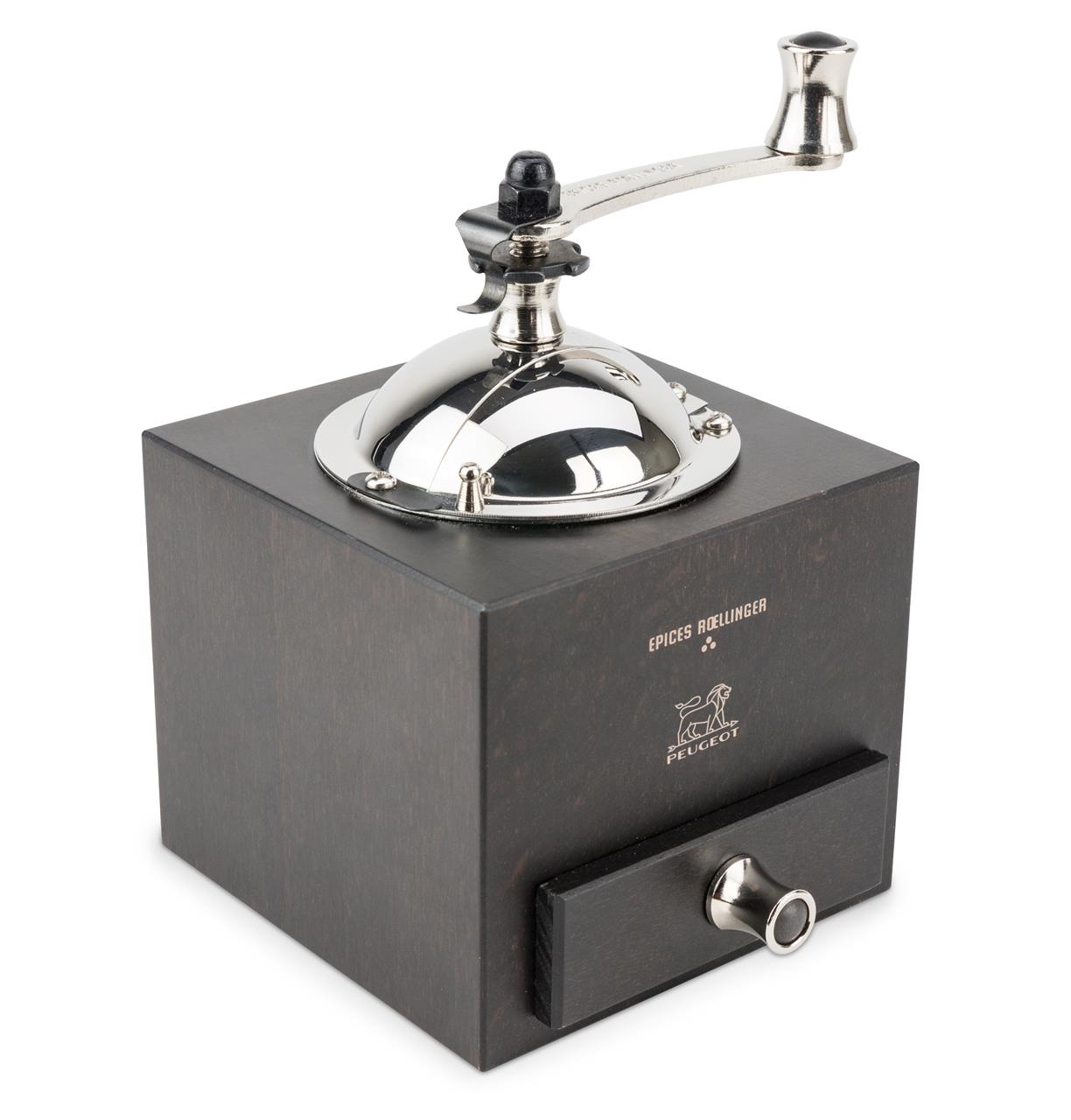 Das Bild zeigt eine Pfeffer- und Gewürzmühle mit einem dunklen Holzkörper und einer glänzenden Metallkurbel. Die Mühle hat ein elegantes, klassisches Design und trägt die Aufschrift „Epices Roellinger“.