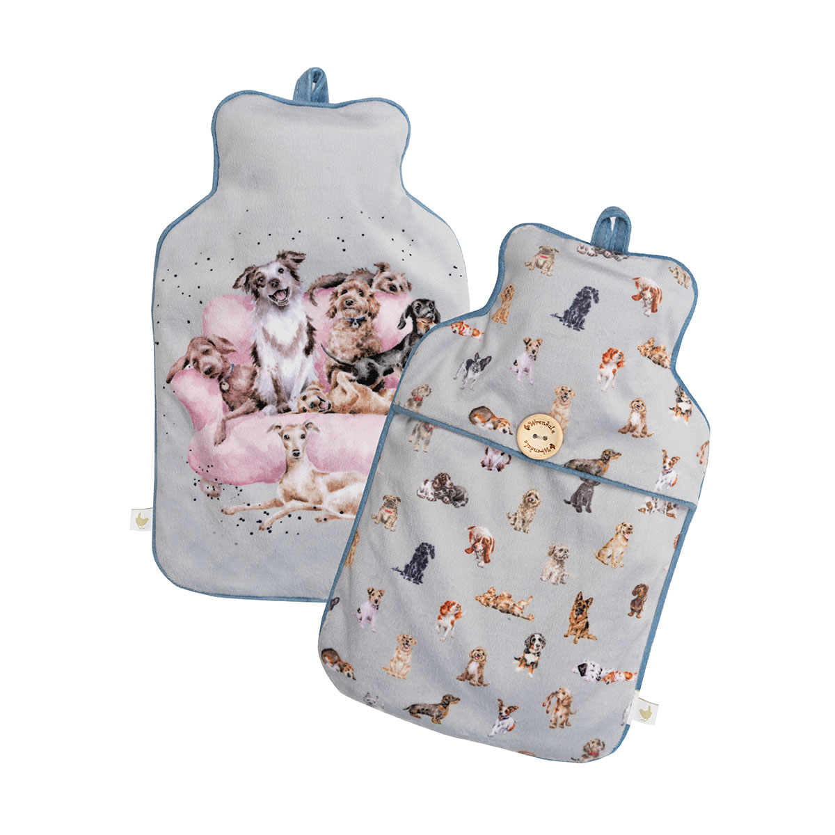 Das Bild zeigt zwei Wärmflaschenbezüge mit Hundemotiven. Einer zeigt ein großes Hundefoto, der andere ist mit kleinen, verschiedenen Hundebildern bedruckt.