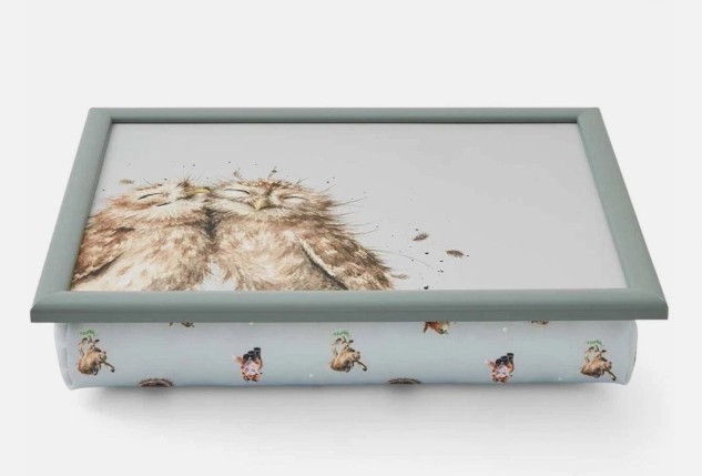 Das Produkt ist das 'Wrendale Lap Tray Owl, Laptop Tablett Eule'. Das Tablett zeigt eine Eule als Motiv.