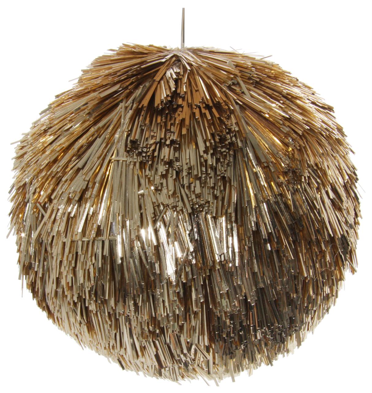 Das Bild zeigt eine glänzende Weihnachtskugel aus Lametta in Gold- und Silberfarben. Die Kugel ist etwa 13 cm groß und eignet sich als Baumschmuck.