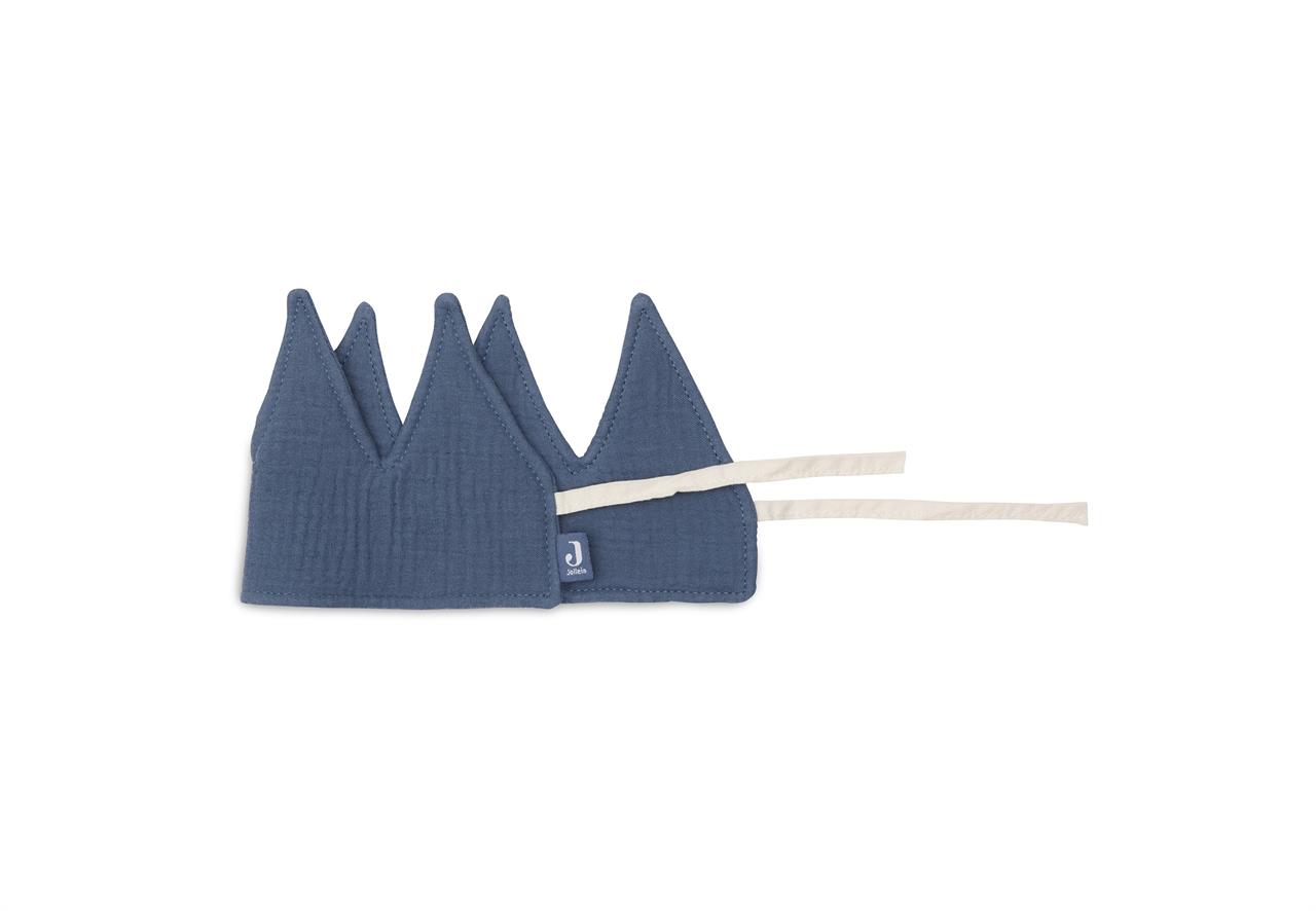 Die Abbildung zeigt eine blaue Geburtstagskrone aus Stoff mit weißen Bändern zum Binden. Die Krone hat mehrere spitze Zacken und misst 12 x 35 cm.
