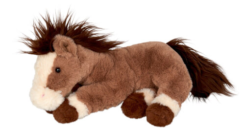 Das Bild zeigt ein braunes Plüschtier in Form eines Pferdes. Es liegt auf dem Bauch und hat eine weiße Schnauze sowie eine dunkelbraune Mähne und Schweif.