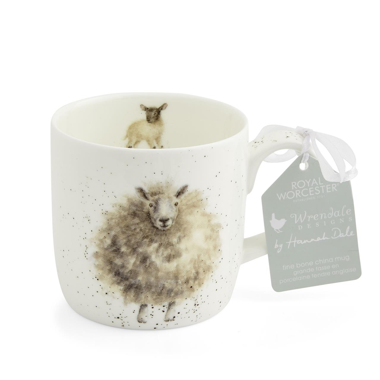 Die Tasse zeigt ein niedliches Schaf auf der Vorderseite. Im Inneren der Tasse ist außerdem ein kleines Lamm abgebildet.