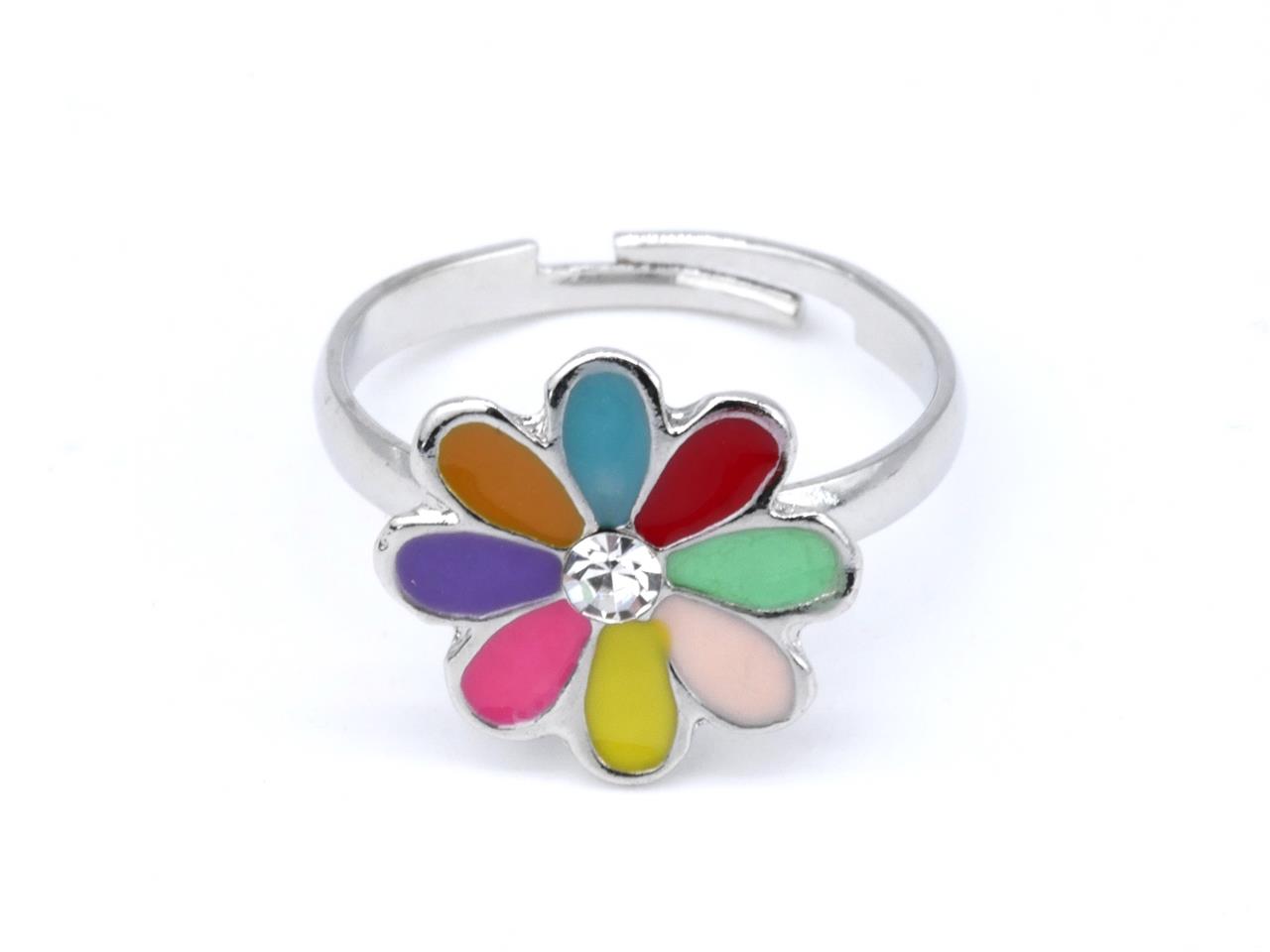 Der Ring zeigt eine bunte Blume mit verschiedenfarbigen Blütenblättern. In der Mitte der Blume befindet sich ein glitzernder Stein.
