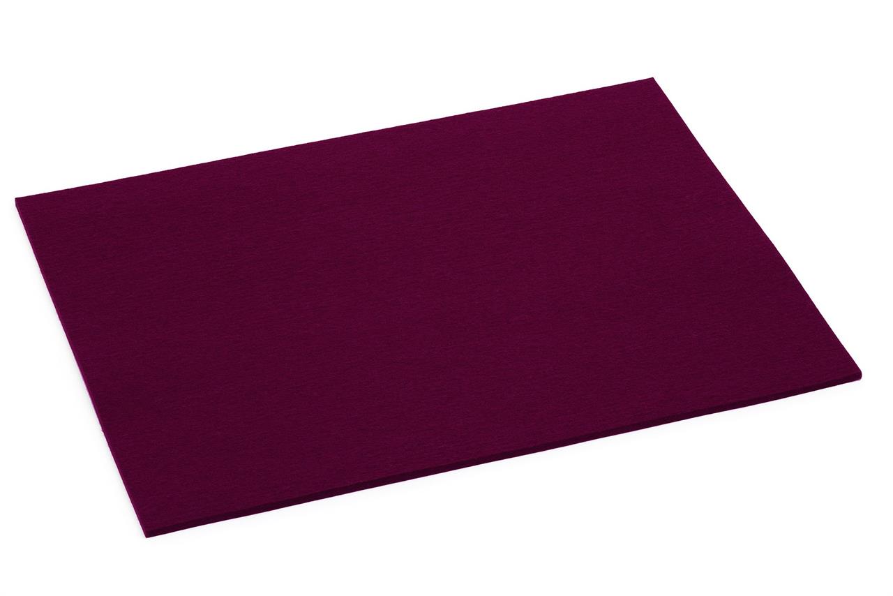 Das Bild zeigt eine rechteckige Platzmatte in der Farbe Aubergine. Die Maße der Matte sind 45x35 cm.