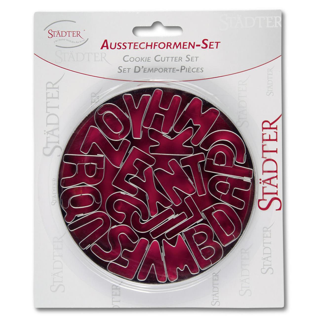 Das Bild zeigt ein Ausstechformen-Set in runder Verpackung mit Buchstabenmotiven. Die Ausstecher sind für das Backen von Plätzchen in Buchstabenform gedacht.