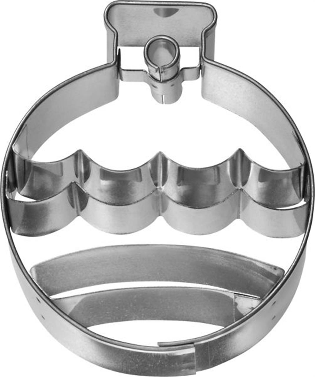 Auf dem Bild ist eine Ausstechform in Form einer Christbaumkugel zu sehen. Sie besteht aus Metall und ist 6,5 cm groß.