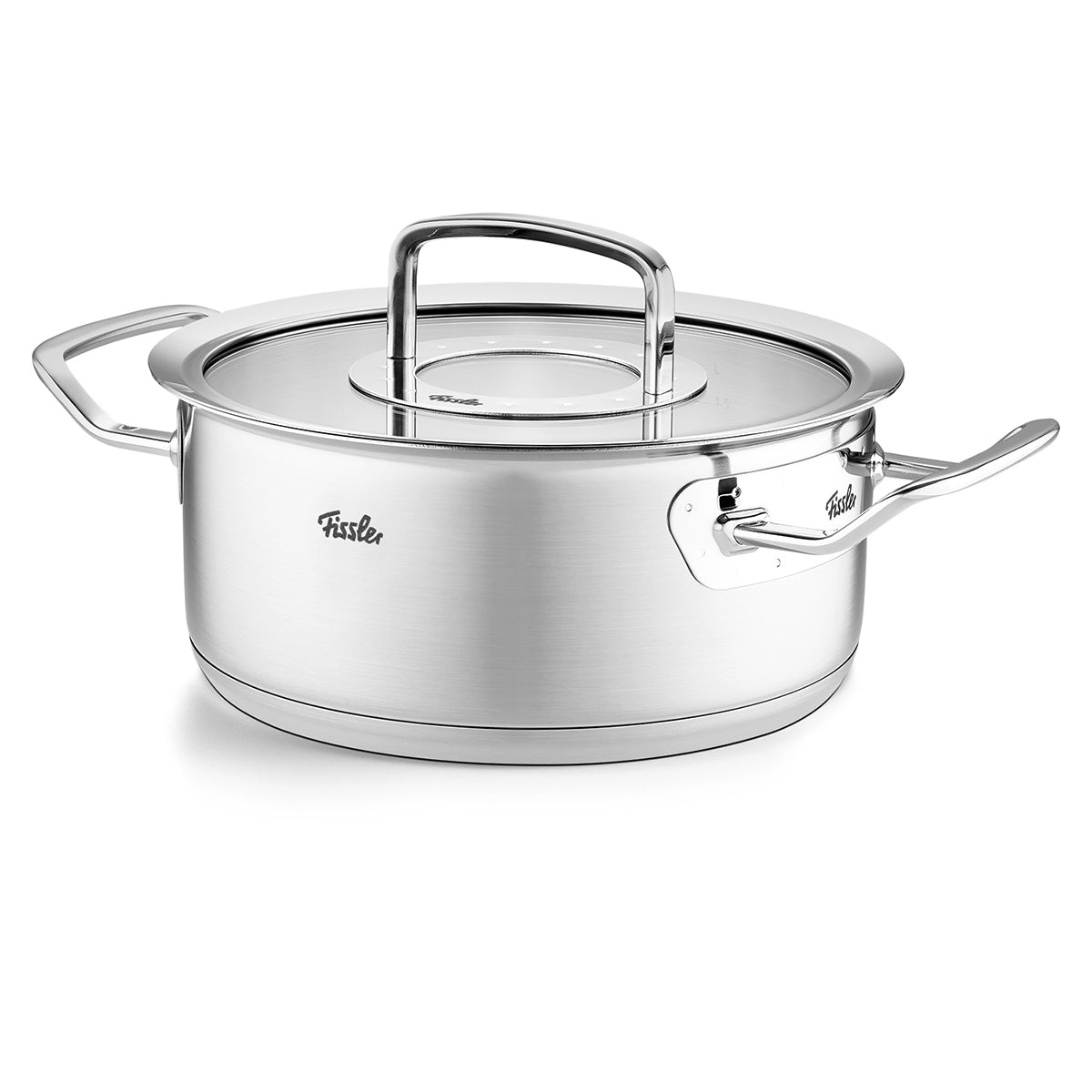 Ein Fissler Topf ist auf einer hellen Oberfläche präsentiert. Das Modell ist robust und glänzend.