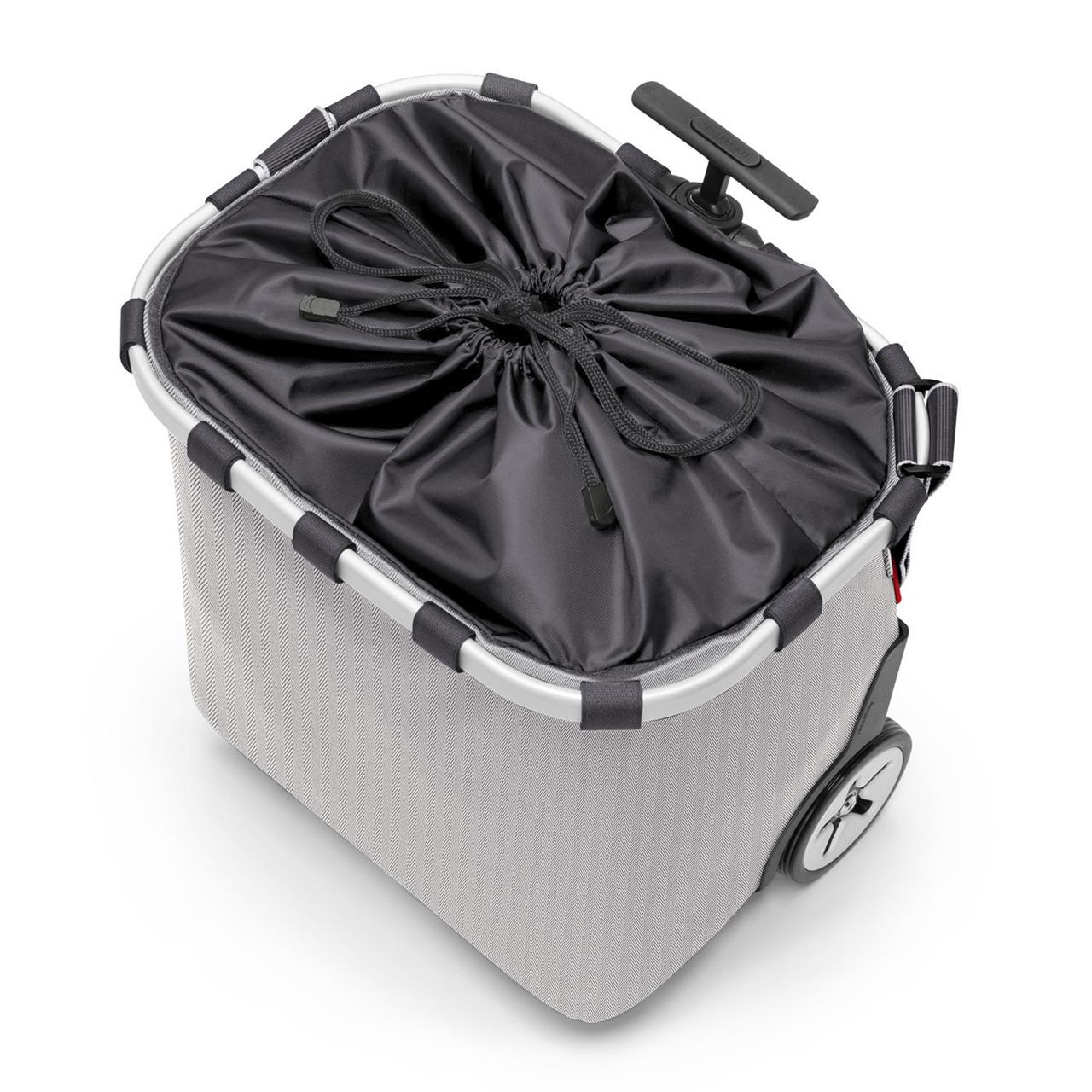 Der Carrycruiser Herringbone Grey ist ein Einkaufskorb mit Rollen und praktischem Teleskopgriff. Er hat ein elegantes graues Design und einen schwarzen, mit Kordelzug verschließbaren Deckel.