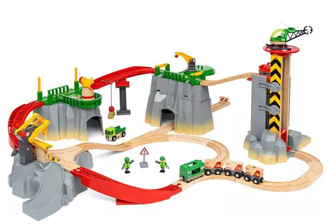 Das Bild zeigt das BRIO® World: Gebirgs-Frachten Set Deluxe 36010. Es handelt sich um ein umfangreiches Spielset mit Frachten im Gebirge.