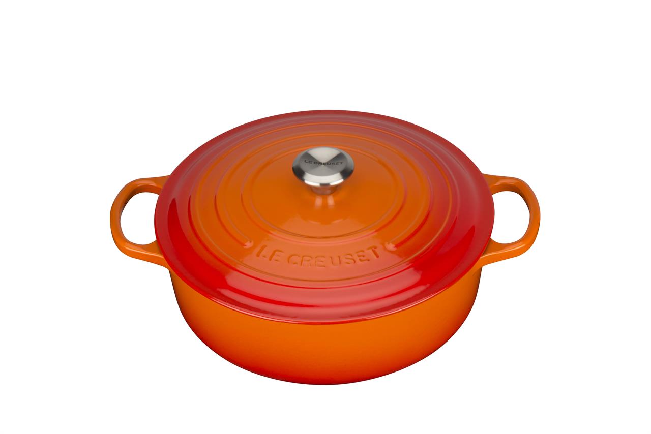 Der Gourmet Bräter Signature 30 cm in Ofenrot ist ein runder Bräter mit zwei Griffen und einem Deckel. Er besteht aus Gusseisen und hat eine leuchtend orange-rote Farbe.