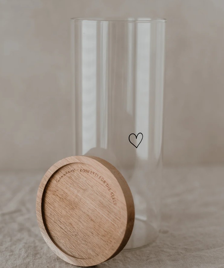 Das Bild zeigt das Vorratsglas Herz schwarz 25cm. Dieses Vorratsglas hat eine Herzform und misst 25 Zentimeter.
