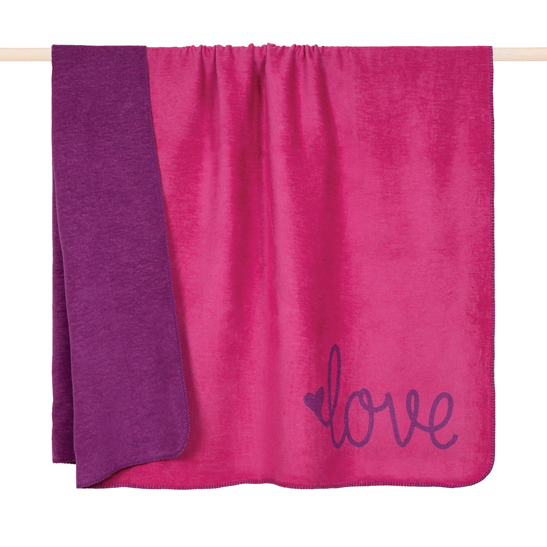 Auf dem Bild ist die Decke 'COZY UP fuchsia-plum love', 150 x 200 cm, zu sehen. Es ist eine weiche Decke in kräftigen Pink- und Pflaumentönen.
