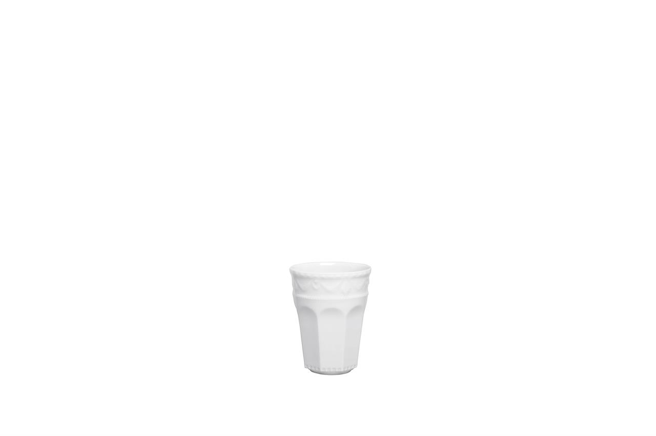 Auf dem Bild ist ein weißer Becher mit dezentem Muster zu sehen. Es handelt sich um den "Becher Latta Macchiato Größe 1, 0,15 l Kurland Weiss".