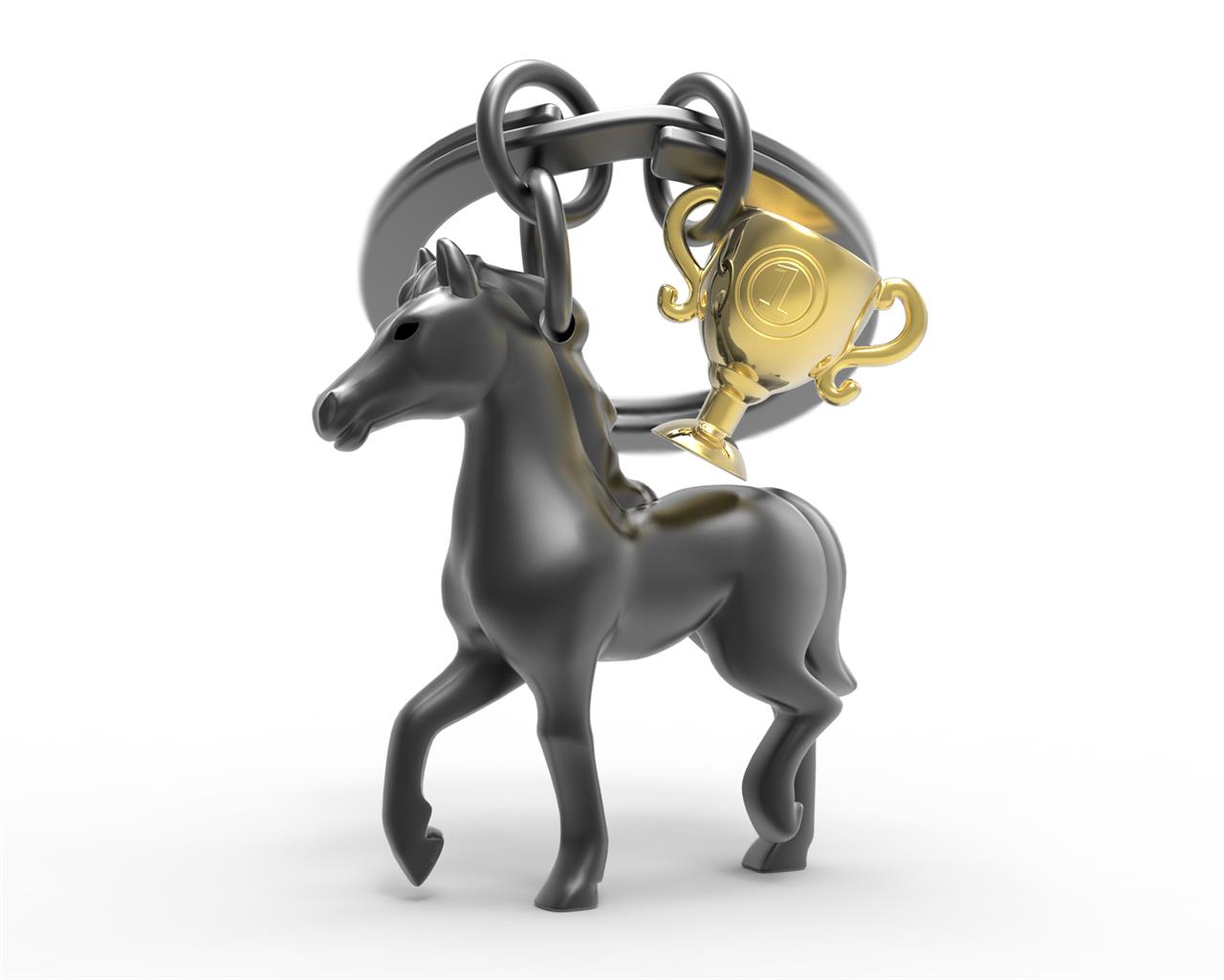 Der Schlüsselanhänger zeigt ein Pferd in Titanfarbe und einen goldenen Pokal. Beide Anhänger sind an einem Schlüsselring befestigt.
