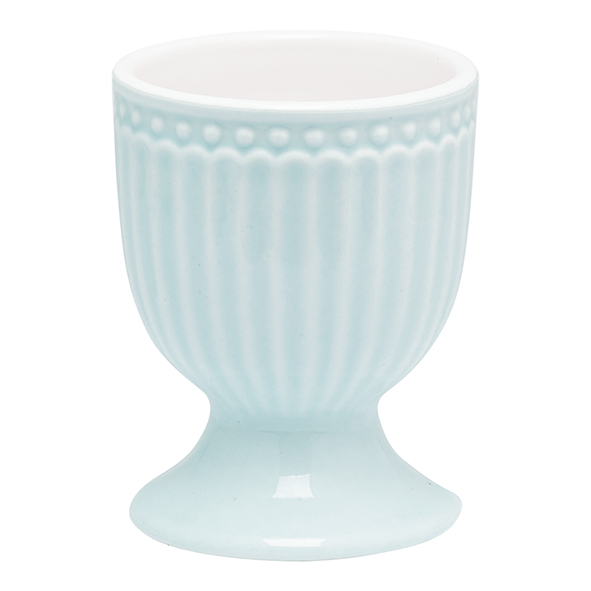 Der Eierbecher "Alice" ist in einem zarten Hellblau gehalten. Er hat eine elegante, geriffelte Oberfläche und einen stabilen Fuß.