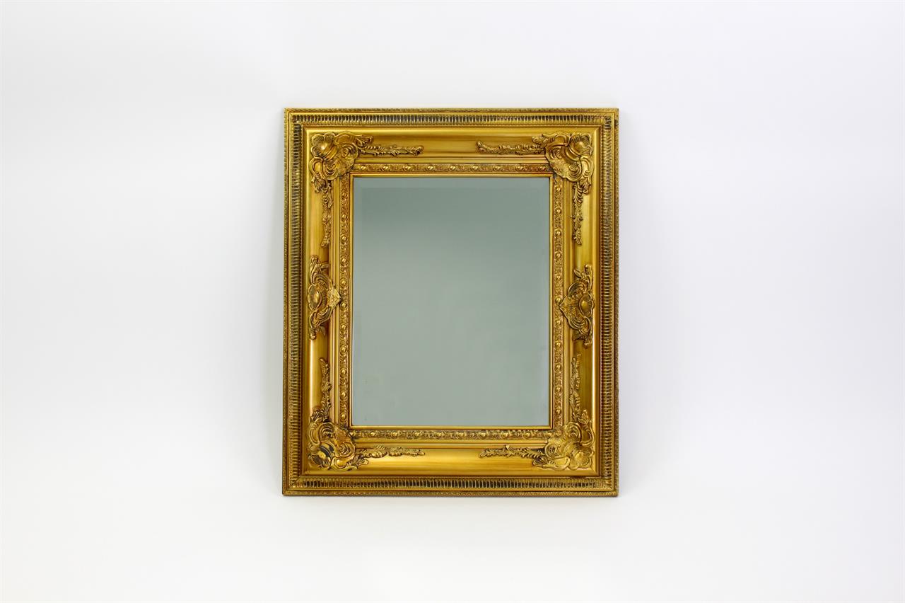 Der Wandspiegel "Palace" besitzt einen reich verzierten, goldfarbenen Rahmen. Er wirkt elegant und verleiht jedem Raum einen Hauch von Luxus.