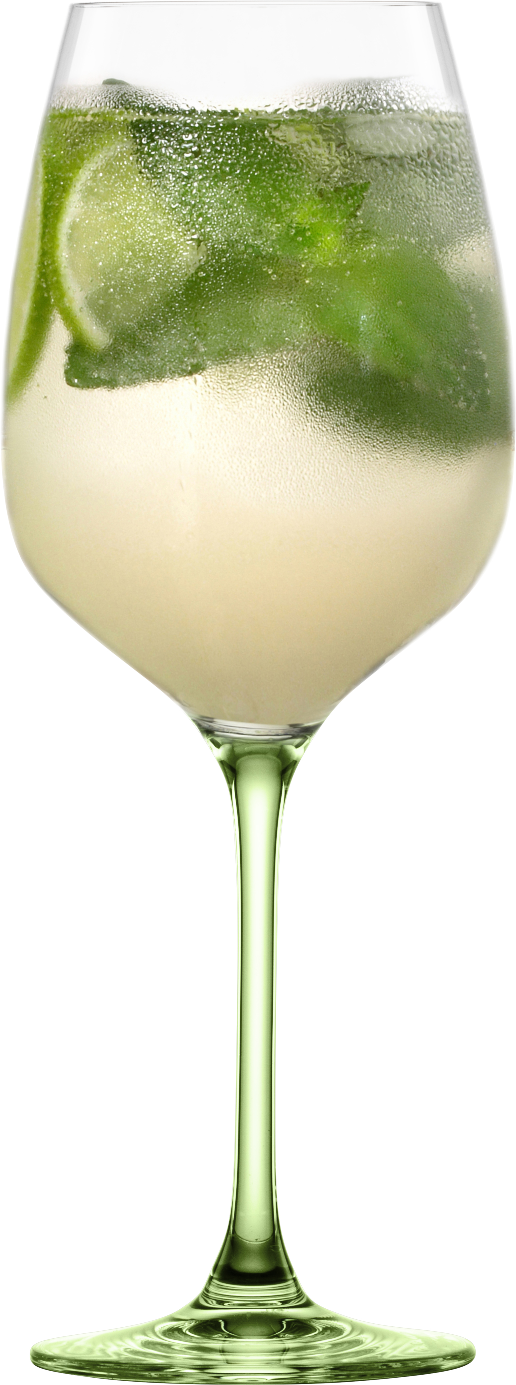 In dem Glas befindet sich ein erfrischendes Getränk mit Limettenscheiben und Minzblättern. Es ist kalt und mit kleinen Wassertropfen an der Außenseite des Glases.