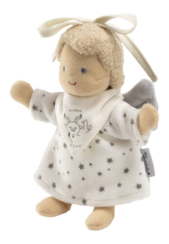 Das Bild zeigt eine weiche Stoffpuppe in Form eines Engels mit blonden Haaren und einer Schleife auf dem Kopf. Die Puppe trägt ein weißes Kleid mit grauen Sternen und hat kleine Flügel auf dem Rücken.