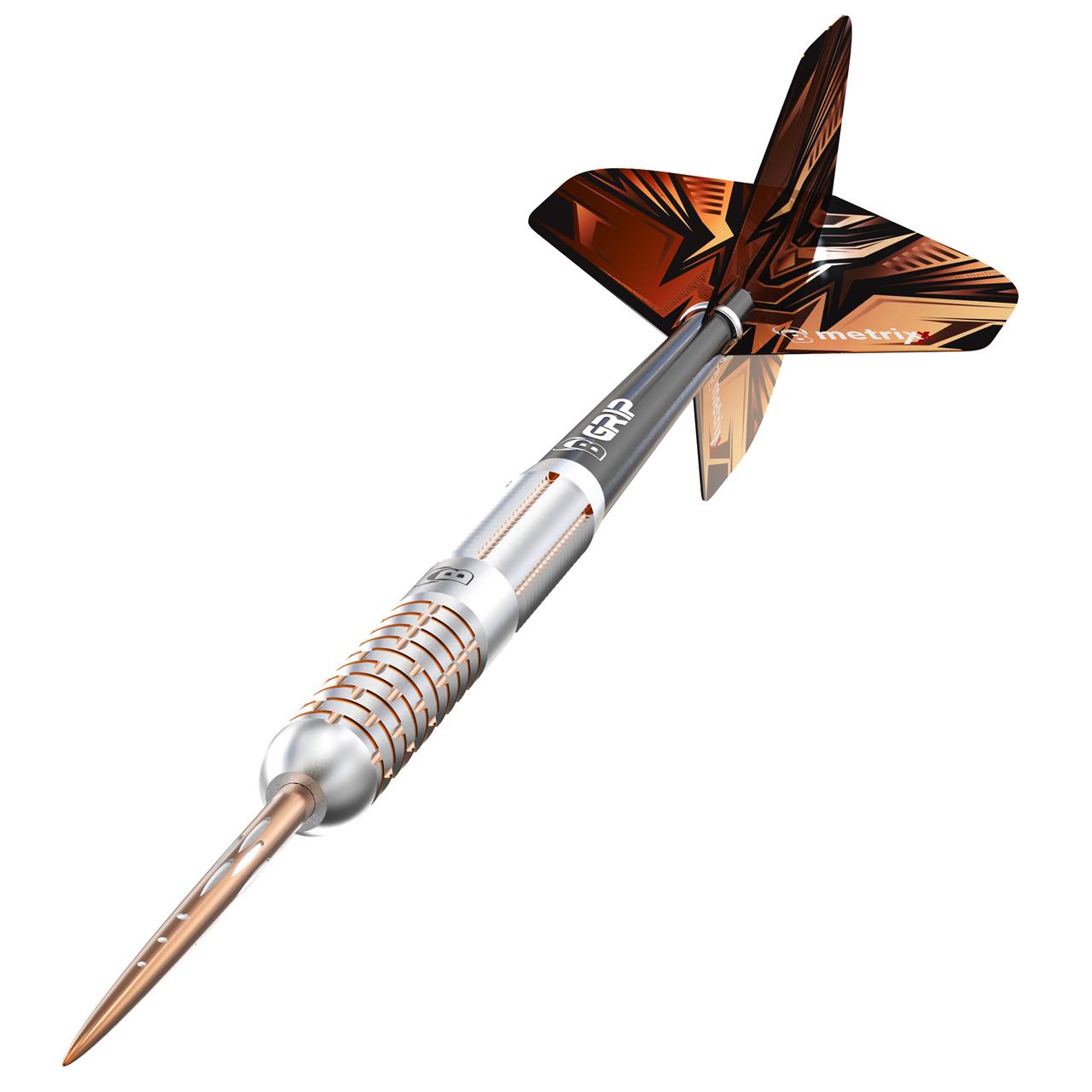 Dies ist ein Bild des Produkts „BULL'S® Adon Steel Dart 25g“. Der Dartpfeil hat eine silberne Spitze, einen gerillten Griffbereich und bunte, orange-schwarze Flights.