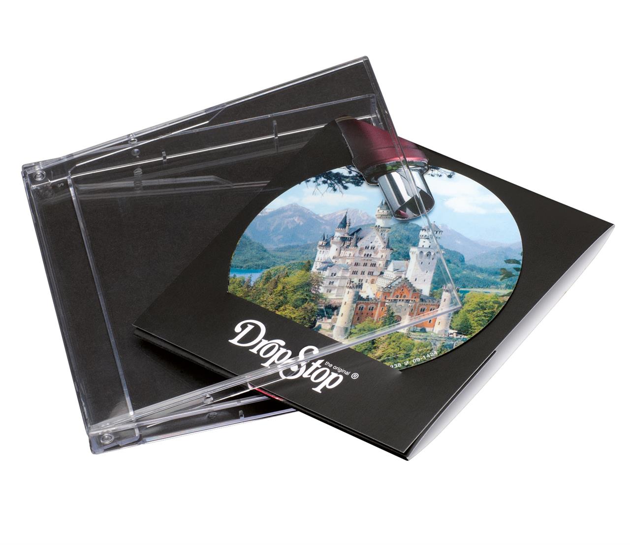 Das Bild zeigt das Produkt „DropStop® Nachfüllpack - Karte à 2 Stück“ mit einer Abbildung von Schloss Neuschwanstein. Die Verpackung enthält zwei runde DropStop-Wein-Ausgießer in einer Kartentasche.