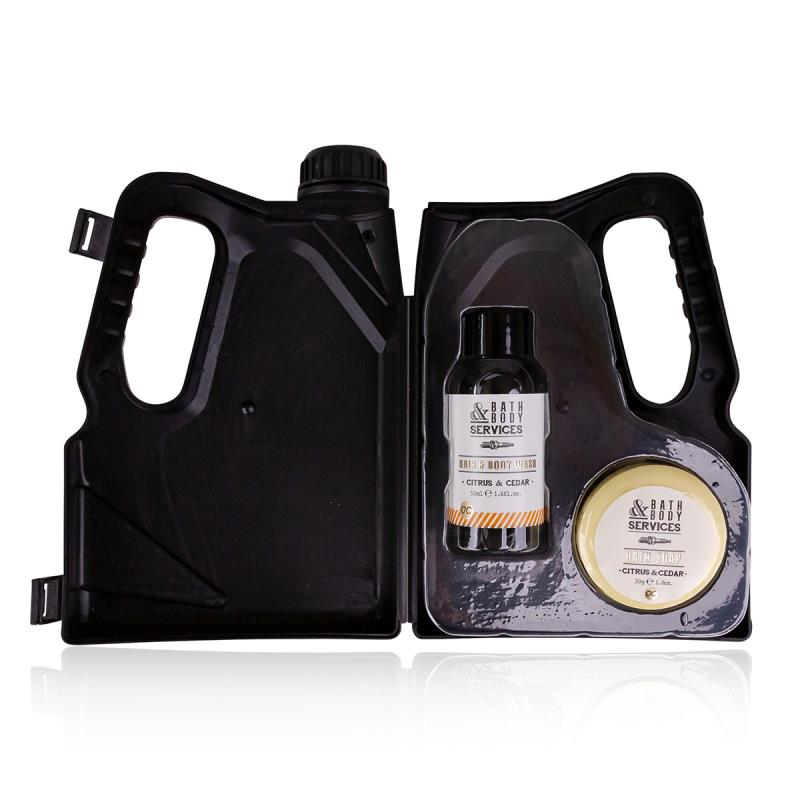 Das Bild zeigt ein Badeset von "Bath & Body Services" in Form eines Ölkanisters. Im Inneren befinden sich eine Flasche Duschgel und eine Dose Seife mit der Duftnote Citrus & Cedar.