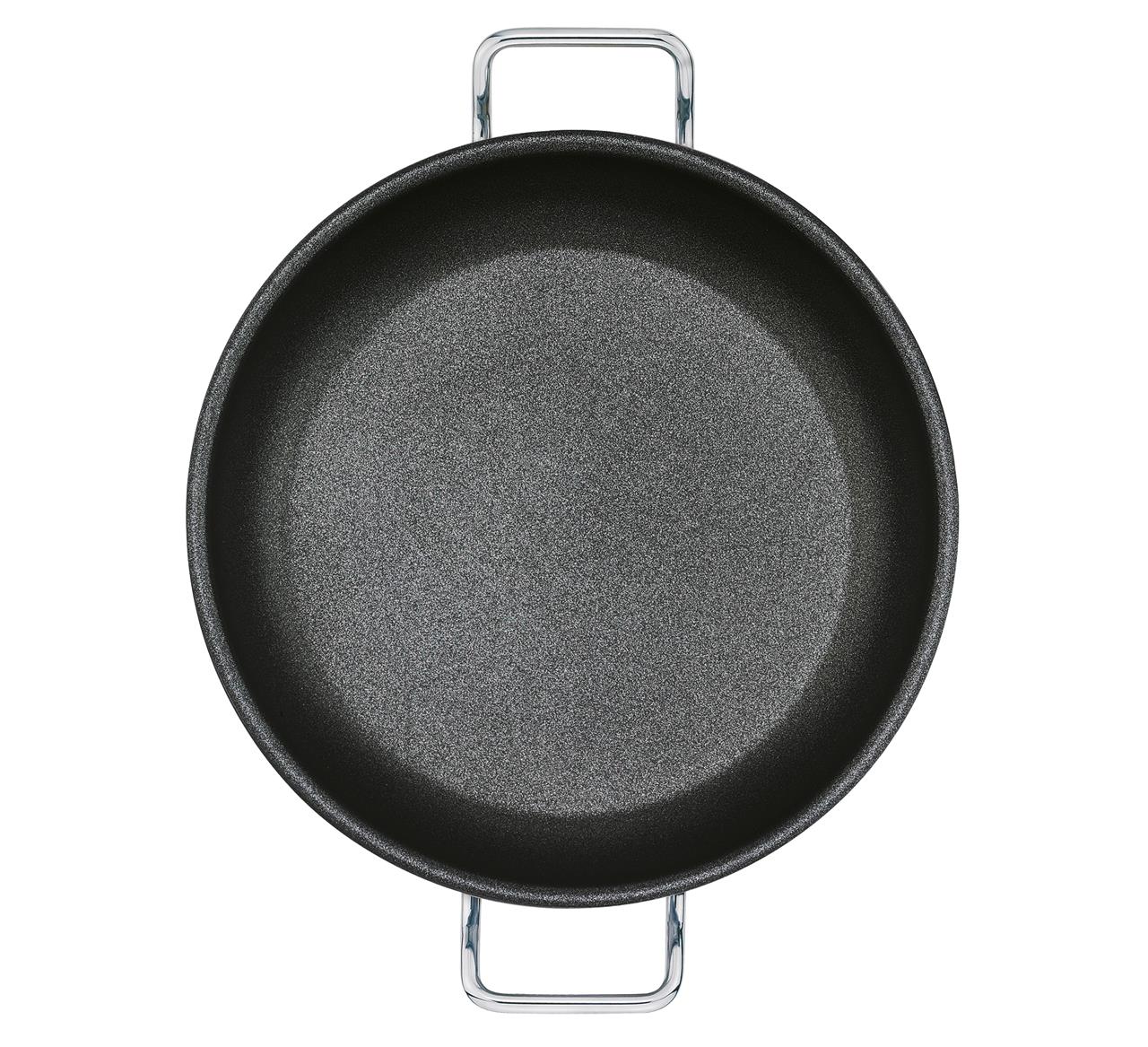 Die Abbildung zeigt eine große, tiefe Servierpfanne mit einem Durchmesser von 24 cm aus der Serie Vulcano Intense Pro. Die Pfanne besitzt zwei stabile Griffe aus Metall.