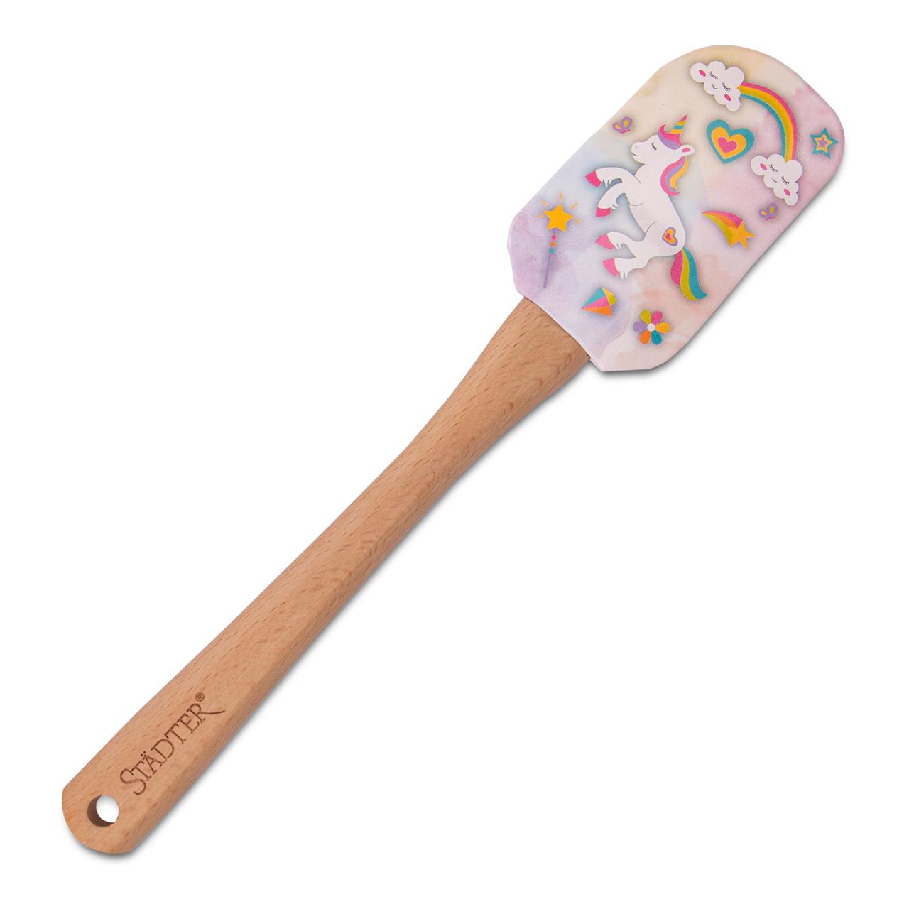 Der Teigschaber ist 25 cm lang und hat einen Holzgriff. Die flexible Silikonspitze ist bunt bedruckt mit einem Einhorn, Regenbogen und Sternen.