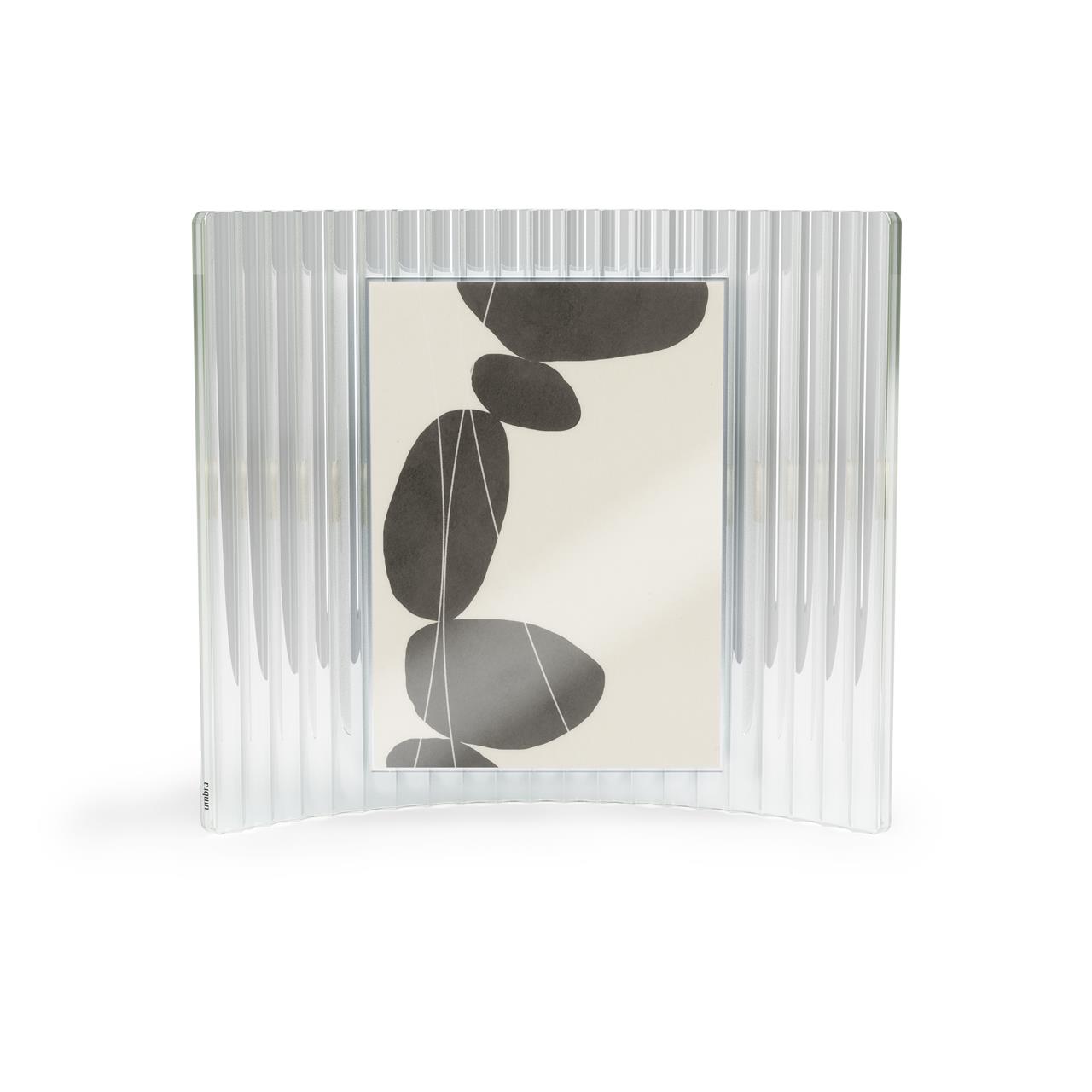 Das Bild zeigt einen Ripley 5x7 Fotorahmen aus Messing. Der Rahmen hat ein modernes, geriffeltes Design und enthält ein abstraktes Kunstwerk.