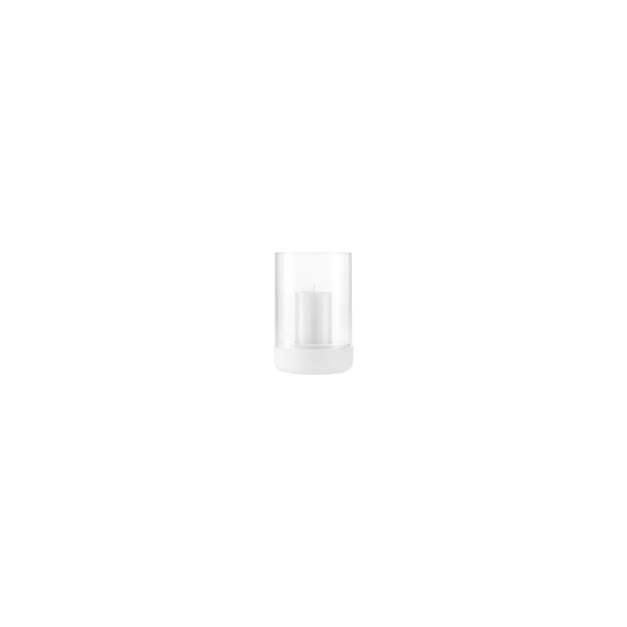 Das Bild zeigt das Produkt "Windlicht -CALMA- Lily White L". Es besteht aus einem weißen Sockel und einem klaren Glaszylinder, in dem eine Kerze steht.