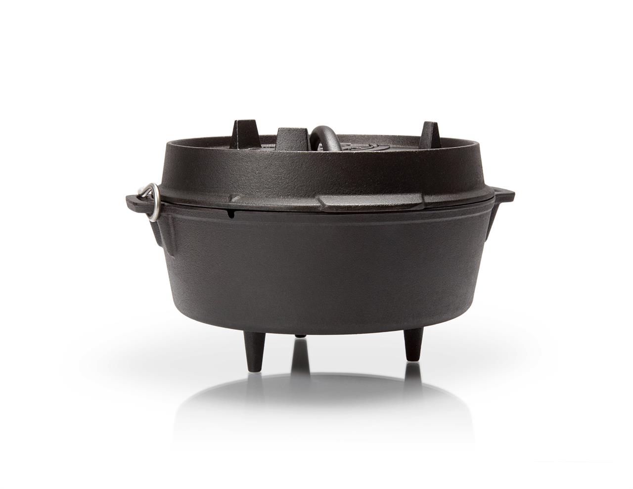 Der Dutch Oven 4l mit Füßen ist ein robuster gusseiserner Topf. Er steht auf drei stabilen Füßen und eignet sich ideal zum Kochen über offenem Feuer.