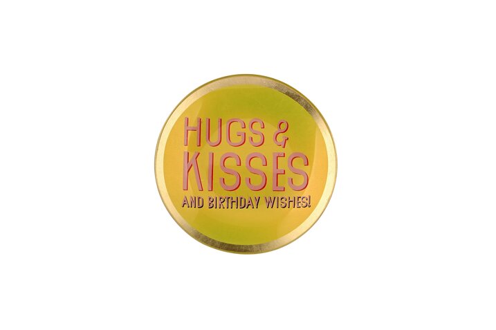 Kleiner Glasteller „Love Plates“ mit Hugs&Kisses-Motiv in Gelb. Der Teller hat ein liebevolles und verspieltes Design.