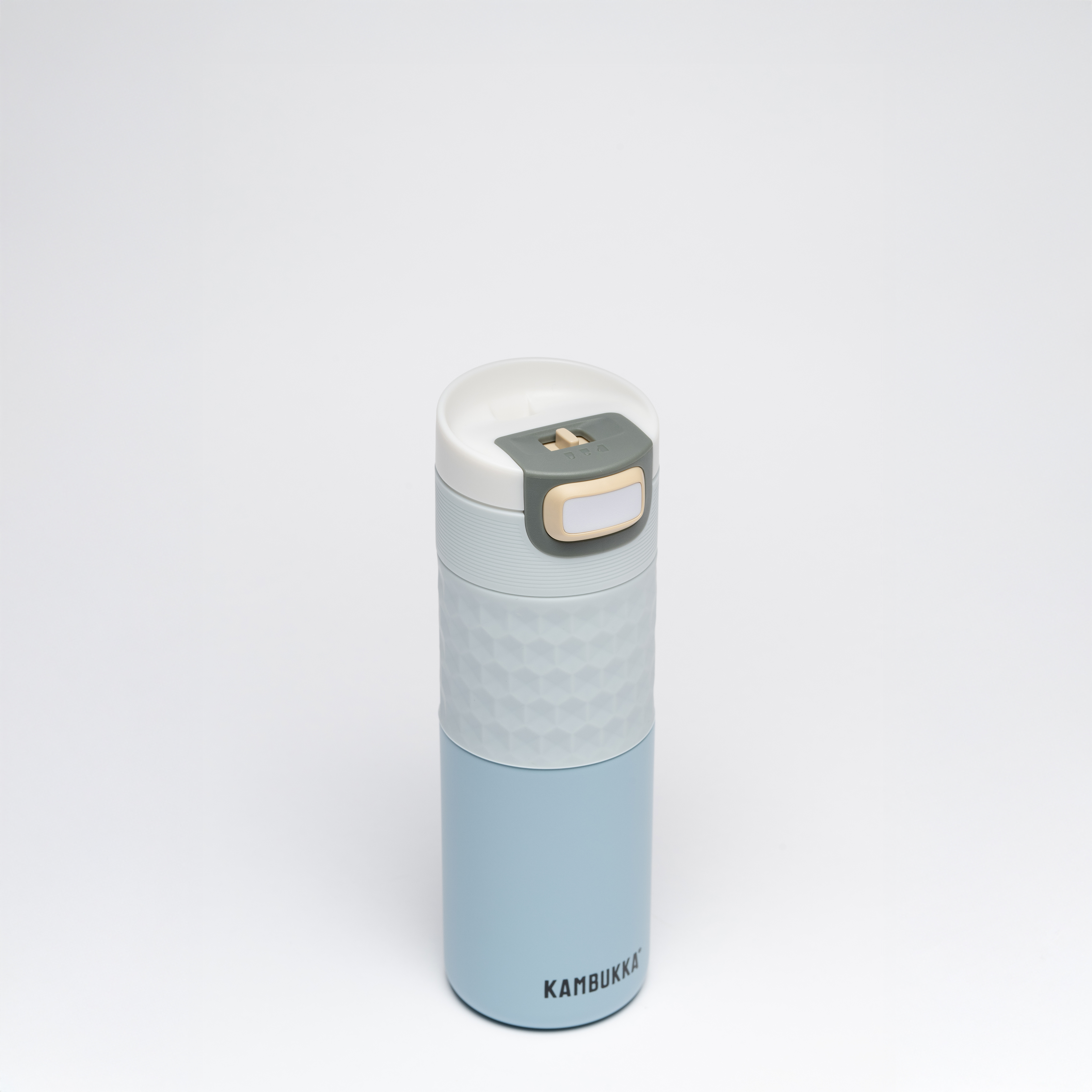 Die Trinkflasche Etna grip 0,5l in der Farbe Breezy Blue ist abgebildet. Es handelt sich um eine moderne und handliche Wasserflasche.