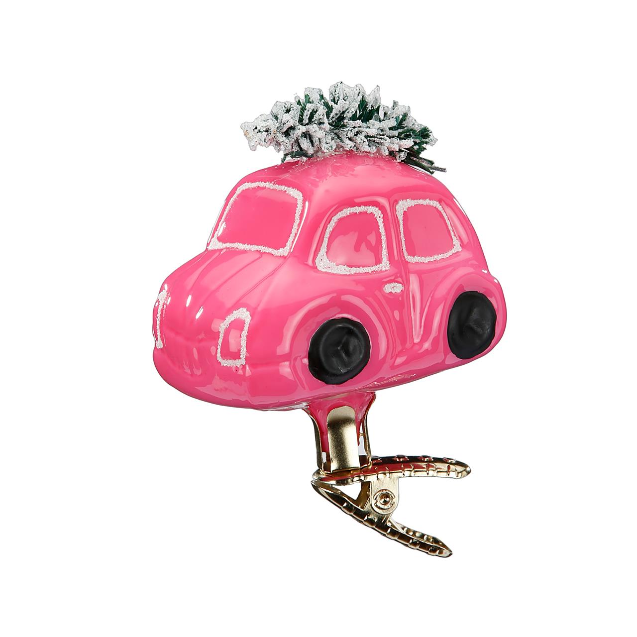 Das Bild zeigt einen pinkfarbenen Weihnachtsbaumanhänger in Form eines Autos mit einem kleinen Tannenbaum auf dem Dach. Der Anhänger ist 7,5 cm groß und besitzt einen Clip zur Befestigung.
