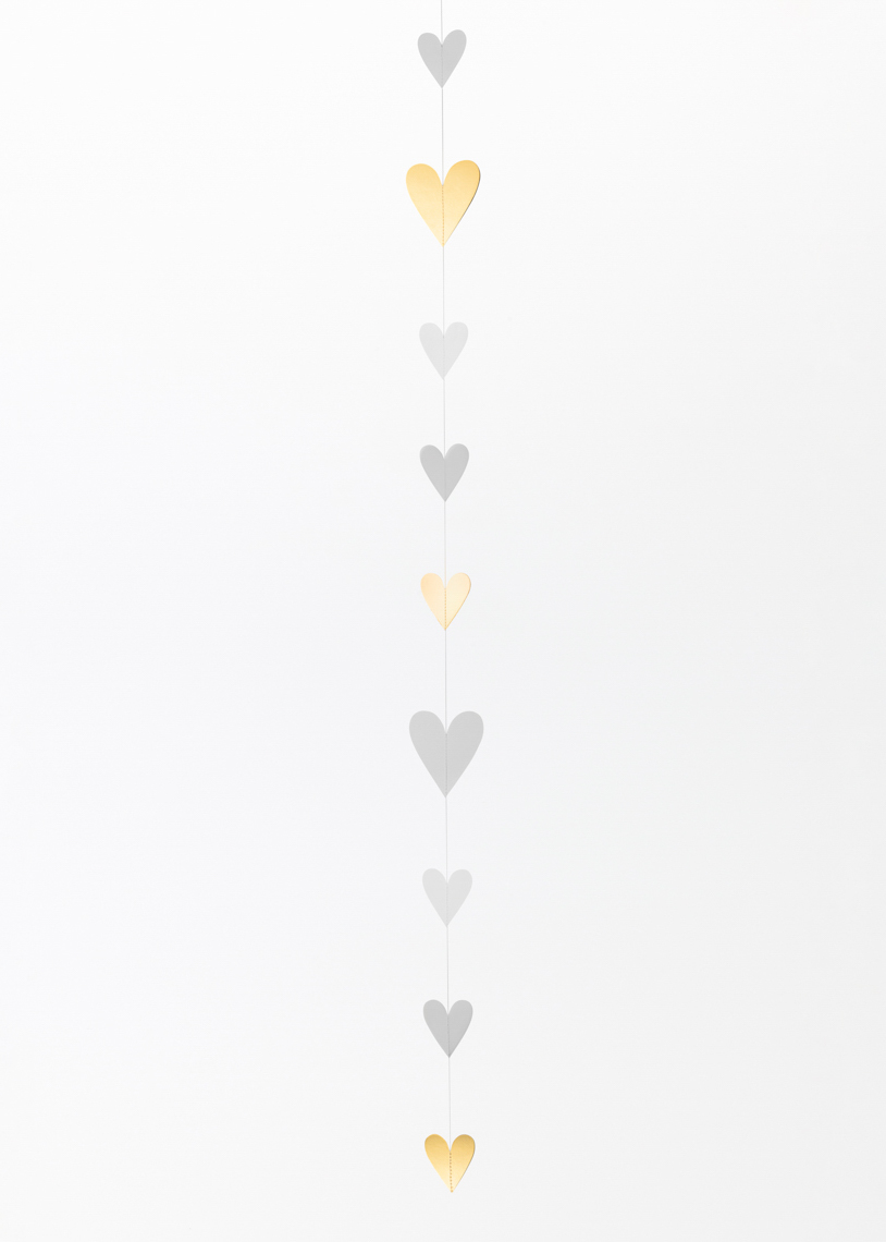 Die Papierkette „Goldherzen" ist 140 cm lang und besteht aus abwechselnd goldenen und silbernen Papierherzen. Sie hängt gerade herunter und ist ideal als Dekoration geeignet.