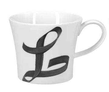 Auf dem Bild ist eine weiße Tasse mit einem großen schwarzen Buchstaben "L" zu sehen. Es handelt sich um das Produkt "Becher Berlin L Alphabet Edition".