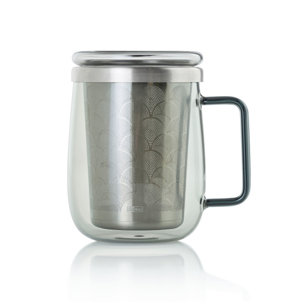 Das Bild zeigt ein Teeglas mit Teefilter und Deckel, Fassungsvermögen 560 ml. Der Teefilter besteht aus Edelstahl und passt genau in das Glas.