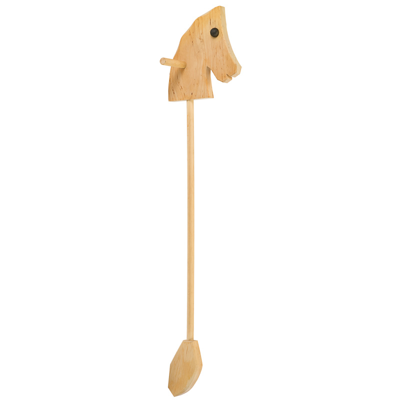 Das Bild zeigt ein Steckenpferd aus naturbelassenem Holz. Es hat einen einfachen Pferdekopf und einen langen Stab zum Festhalten.