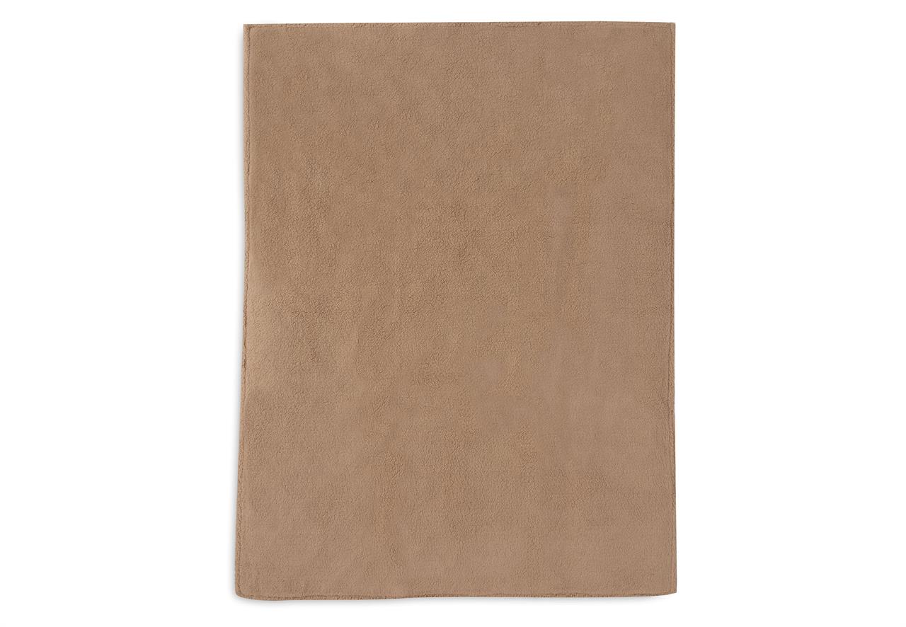 Die Abbildung zeigt eine weiche Decke in der Farbe Biscuit aus Teddy-Fleece. Sie misst 75x100 cm und eignet sich ideal für die Wiege.