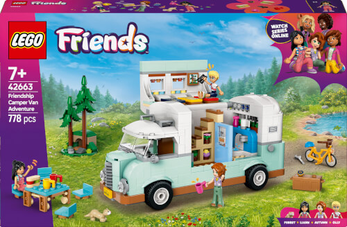 Auf dem Bild ist ein LEGO Friends Set mit einem Campingbus und mehreren Spielfiguren zu sehen. Im Hintergrund befindet sich eine grüne Wiese mit Bäumen und Campingzubehör.