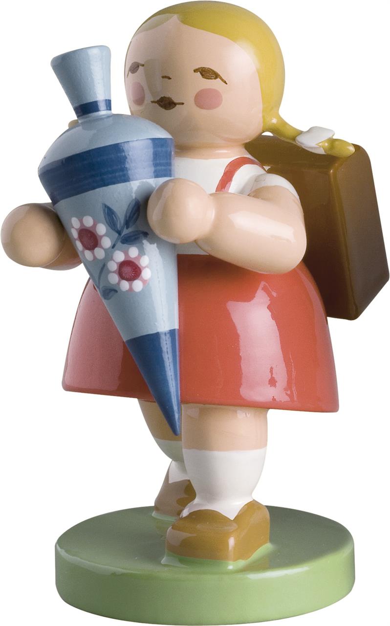 Die Abbildung zeigt eine kleine Holzfigur eines Schulmädchens mit Zöpfen. Sie trägt eine Schultüte und einen braunen Schulranzen auf dem Rücken.