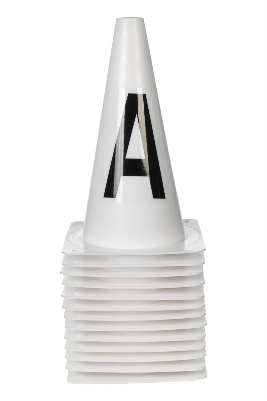 Das Bild zeigt einen weißen Pylon mit einem großen schwarzen Buchstaben "A" darauf. Die Pylonen sind gestapelt und werden für Dressur oder Hobby Horsing verwendet.