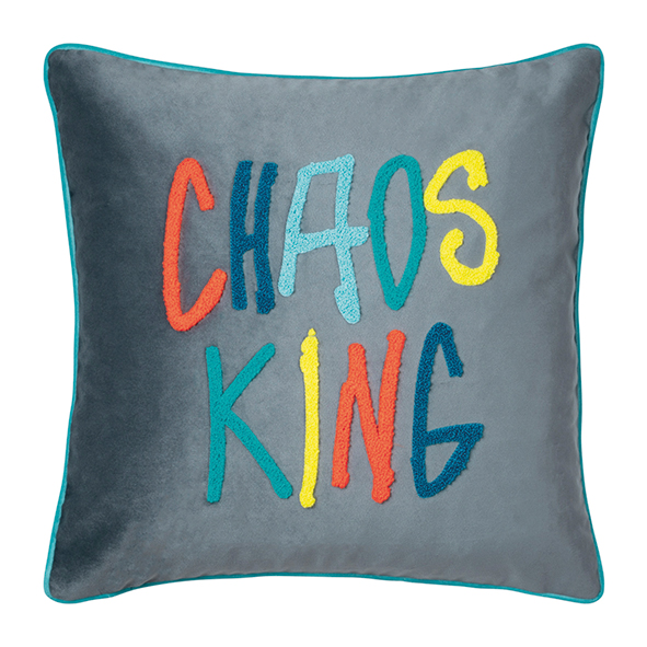 Dies ist das Kissen kpl. LETTERS Chaosking-grey in der Größe 40x40cm. Das Kissen zeigt ein kreatives Design in Grau.
