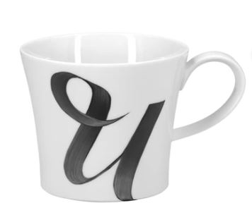 Auf dem Bild ist eine weiße Tasse mit einem großen, schwarzen Buchstaben "U" zu sehen. Die Tasse gehört zur Becher Berlin Alphabet Edition.