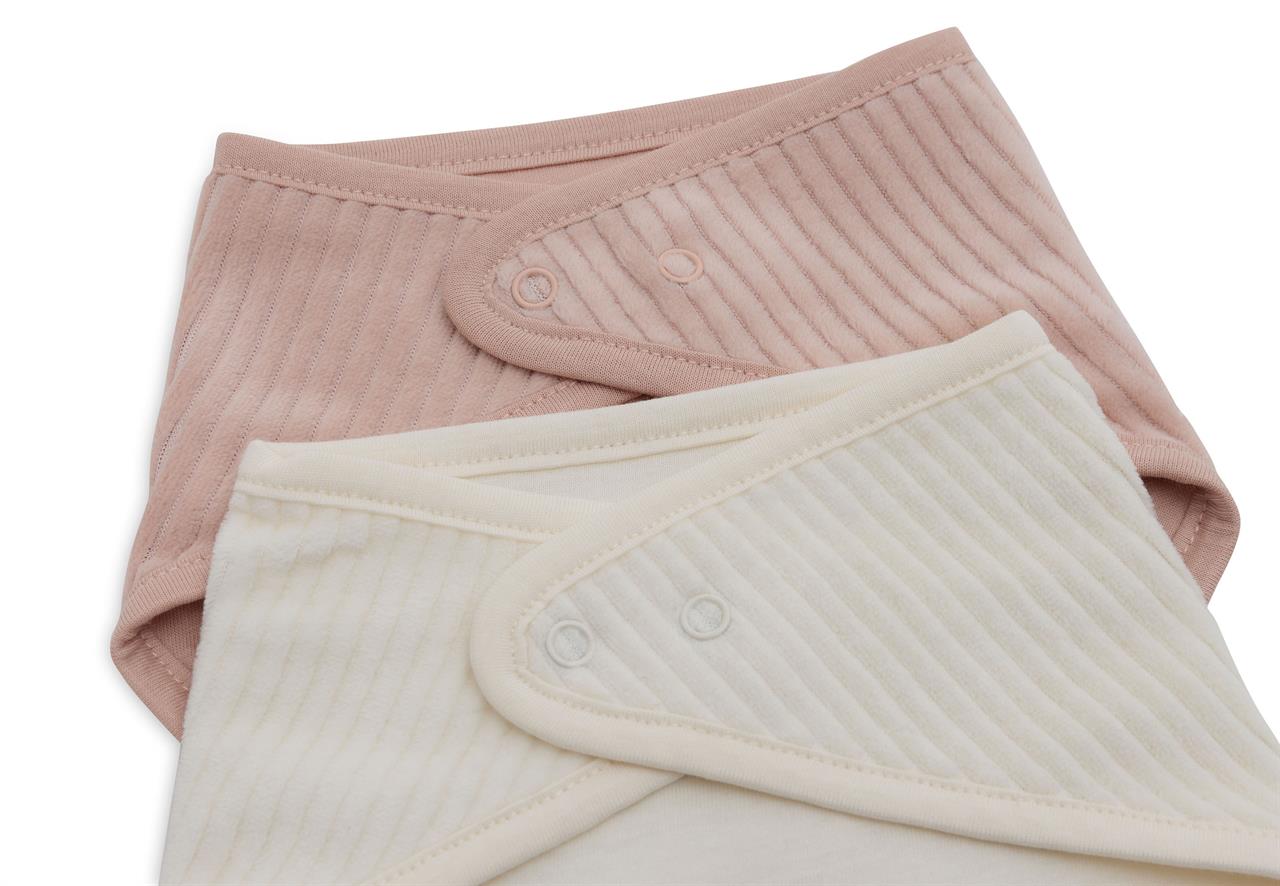 Das Bild zeigt zwei Bandana-Lätzchen aus weichem, geripptem Stoff. Eines ist in Wild Rose (rosa) und das andere in Ivory (elfenbeinfarben) gehalten.