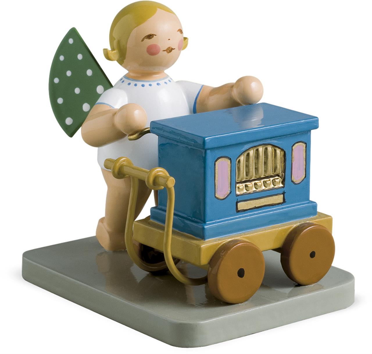 Die Figur zeigt einen Engel mit grünen Flügeln und weißen Punkten, der eine Drehorgel schiebt. Es handelt sich um einen traditionellen Weihnachtsartikel aus Holz.