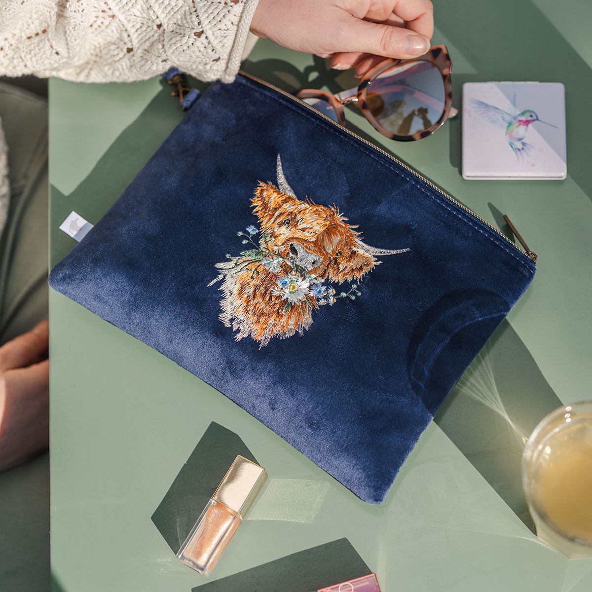 Dies ist das Produkt Highland Cow Pouch - Daisy Coo. Es zeigt ein Etui mit einem schottischen Highland-Rind als Design.