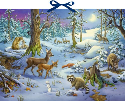 Das Bild zeigt eine verschneite Waldlandschaft bei Nacht mit vielen Tieren wie Rehen, Waschbär und Fuchs. Im Hintergrund leuchtet der Mond über den winterlichen Bäumen.